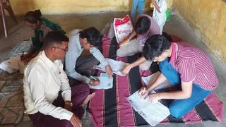 वोटर लिस्ट में नाम दर्ज कराने के लिए फार्म भरते योग्य मतदाता। ((फाइल फोटो)