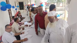 सारण शिक्षक चुनाव के मतदान के लिए छपरा में लगी शिक्षकों की कतार। जागरण