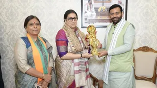 संत कबीर कुटीर में स्मृति इरानी और भोला सिंह का आत्मीय अभिनंदन।