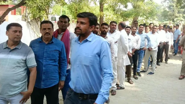 UP MLC ELECTION 2026: जालौन के नियामतपुर में लंबी कतारों को देखकर बनाना पड़ा दूसरा बूथ
