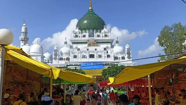 बाराबंकी देवा मेला: अफसरों के नाक के नीचे उगाही का खेल, दुकानदारों से खुलेआम चल रही लाखों की वसूली

