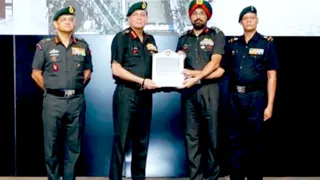 सेना प्रमुख जनरल धीरज सेठ से पुरस्कार प्राप्त करते ब्रिगेडियर हरजीत प्रीत पाल सिंह