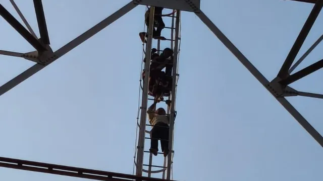 'अब मैं कहां जाऊं...', सिवान जंक्शन पर रेलवे टावर पर चढ़ी पत्नी, 2 घंटे मचा रहा हड़कंप
