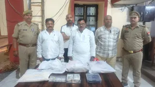 आजमगढ़ में एमएलसी चुनाव से पहले प्रत्याशी समर्थक की कार से मिले लाखों रुपये।