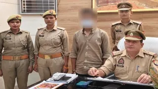 काशी विश्वनाथ मंदिर गेट पर महिलाओं से अश्लील हरकत करने वाला युवक गिरफ्तार।