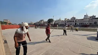 दीपोत्सव पर दीप सज्जा के लिए अयोध्या राम की पैड़ी पर होती मार्किंग।