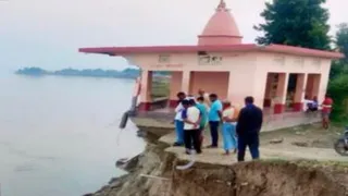 बलिया के गोपालनगर टांड़ी में सरयू नदी का कहर जारी, कई मकान नदी में समाए।