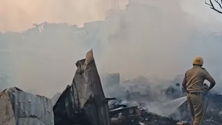 कोलकाता की बस्ती में लगी भीषण आग