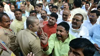 वाराणसी एमएलसी चुनाव में भाजपा कार्यकर्ताओं और प्रत्याशी आशुतोष सिन्हा के बीच झड़प।