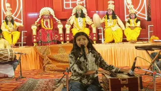 चुनार रामलीला में श्रीराम के राज्याभिषेक से भावविभोर हुए श्रद्धालु।