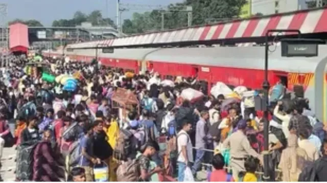 छठ पर घर लौटना मुश्किल! बिहार आने वाली ट्रेनों में लंबी वेटिंग, कन्फर्म टिकट के लिए मारामारी
