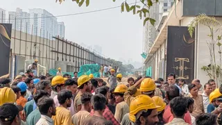 12वीं मंजिल से कामगार की शुक्रवार सुबह गिरकर मौत होने के बाद मृतक के स्वजन और साथियों ने मिलकर नाराजगी जताई।