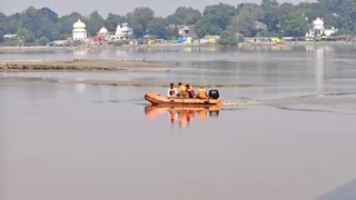 एसडीआरएफ और पीएसी गोताखोर अब भी दूसरे लापता किशोर गजराज की तलाश कर रहे हैं।