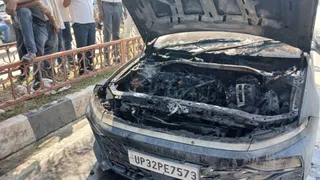 चालक विवेक ने कूदकर अपनी जान बचाई।