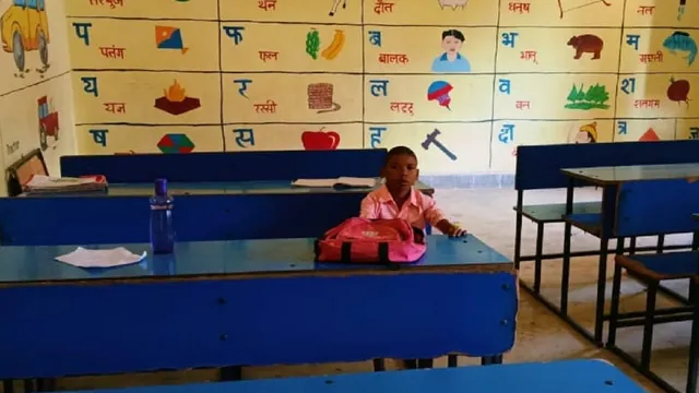 हजारीबाग में जंगल के बीच स्कूल, 15 बच्चों में मिला सिर्फ एक छात्र; शौचालय और मध्याह्न भोजन बंद
