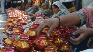जम्मू में खरीददारी के लिए उमड़ने लगी महिलाओं की भीड़।