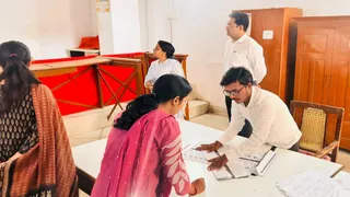 जौनपुर में वाराणसी खंड स्नातक और शिक्षक निर्वाचन के लिए मतदाताओं की कतारें।