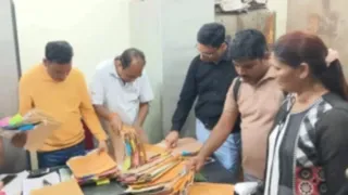 लोकायुक्त टीम ने ननि बाबू (सफेद शर्ट में) को रिश्वत लेते दबोचा।