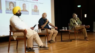 कार्यक्रम में मौजूद मनीष सिसोदिया और कैबिनेट मिनिस्टर हरजोत बैंस।