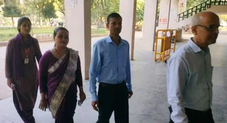 विवि मतदान केंद्र (कला संकाय भवन )में वोट करने जाते मतदाता। जागरण