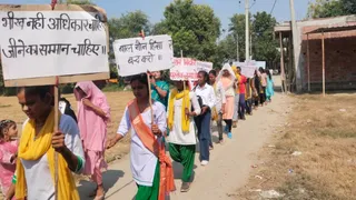 वाराणसी में बालिकाओं ने भ्रूण हत्या बाल विवाह और दहेज के खिलाफ निकाली जागरूकता रैली।