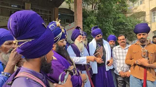 मीडिया के सामने बात रखते हुए निहंग सिंह।