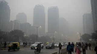 प्रदूषण पर नोएडा में सिर्फ कागजी कार्रवाई (AI-Generated Image)