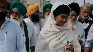 SIT के साथ बैठक के बाद बाहर आते हुए परविंदर झोटा की पत्नी।