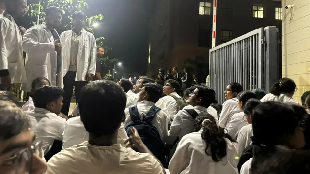 सोनभद्र में स्वशासी मेडिकल कालेज में धरने पर बैठे छात्र-छात्राएं, लगाए आजादी के नारे
