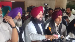 पंजाब विधानसभा सत्र के दौरान पत्रकारों से बातें करते हुए कांग्रेस विधायक (जागरण फोटो)
