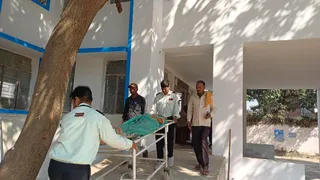 घायल को अस्पताल में लेकर जाते कर्मी