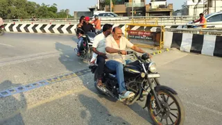 वाराणसी फुलवरिया आरओबी पर टायर किलर बेअसर गलत दिशा में वाहन।