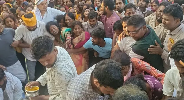 गोरखपुर करंट हादसा: शव पहुंचते ही मचा कोहराम, कड़ी सुरक्षा में हुआ तीनों का अंतिम संस्कार
