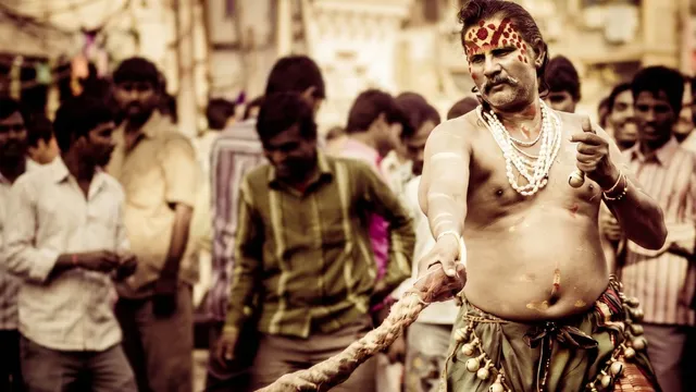 शरीर पर चाबुक के वार और होंठों पर देवी के गीत: कौन हैं 'पोतराज' और क्या है यह सदियों पुरानी परंपरा?

