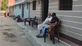 घर के बाहर बैठे बुजुर्ग पिता। फोटो जागरण