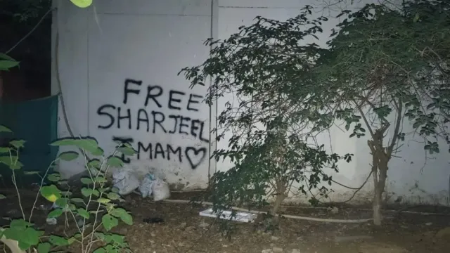 जामिया मिल्लिया की दीवारों पर 'फ्री कश्मीर' और 'फ्री शरजील' के नारों से तनाव, यूनिवर्सिटी ने शुरू की सफाई  
