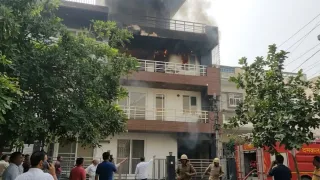 गुरुग्राम के मकान में लगी आग। एआई से एडिटेड तस्वीर