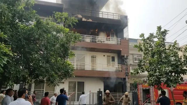 चलते एसी में अचानक हुआ जोरदार शॉर्ट सर्किट, गुरुग्राम के मकान में लगी भीषण आग; सामान जलकर खाक