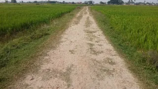 मुंगेर में सड़क के नाम पर सिर्फ बिछा दिए गए पत्थर