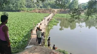 डबल डेकर चचरी पुल हुआ जर्जर