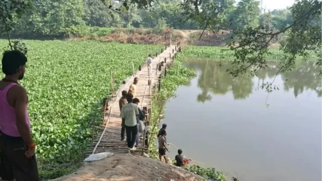 सारण: गंडकी नदी पर बना डबल डेकर चचरी पुल हुआ जर्जर, 10 वर्षों से पक्के पुल की बाट जोह रहे ग्रामीण
