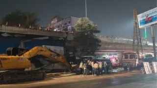 सावित्री सिनेमा फ्लाईओवर के दूसरी लेन के पिलर का काम शुरू करने से पहले जमीन की मजबूती जांचने के लिए की जा रही मिट्टी की जांच। जागरण