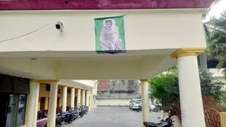 जिला पंचायत परिसर में बंदरों को भगाने के लिए लगाए गए लंगूर के पोस्टर। जागरण