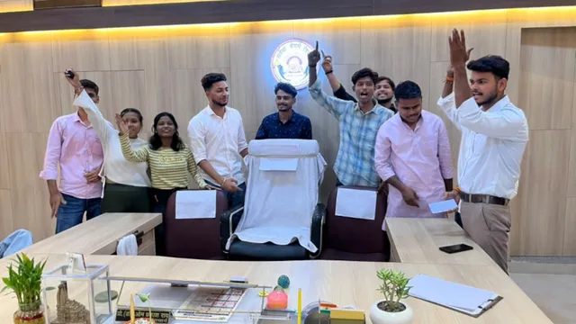 बरेली कॉलेज में हंगामा: एनरोलमेंट नंबर न मिलने पर भड़के छात्र, प्राचार्य की कुर्सी बाहर निकालकर लिखा 'लापता'
