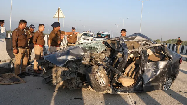 तीनपानी फ्लाईओवर पर डिवाइडर से टकराई कार, बुरी तरह क्षतिग्रस्त... जेईई की तैयारी कर रहे दोनों छात्रों की मौत