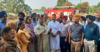 मोहाली नगर निगम की कार्यप्रणाली के खिलाफ रोष जताने पहुंचे शहरवासी।