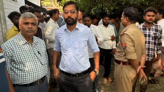 मामले में पुलिस ने कार्रवाई का आश्वासन दिया और चालक व ट्रैक्टर-ट्रॉली को हिरासत में ले लिया है।