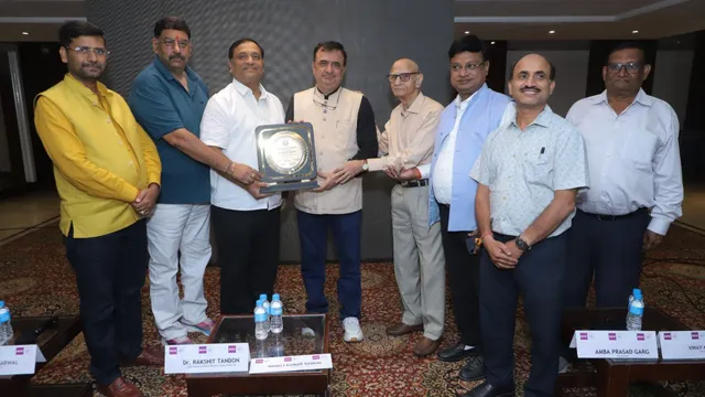 आगरा में साइबर एक्सपर्ट ने बताया मोबाइल की लत ड्रग जैसी, ऑनलाइन धोखाधड़ी से बचने के दिए टिप्स