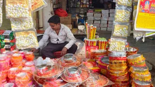 साड़ियों, कॉस्मेटिक्स और पूजन सामग्री की खरीदारी तेज