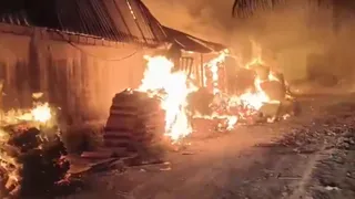 प्लाईवुड कंपनी में लगी आग की तस्वीर।